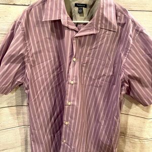 Men’s shirt sleeved button up shirt
